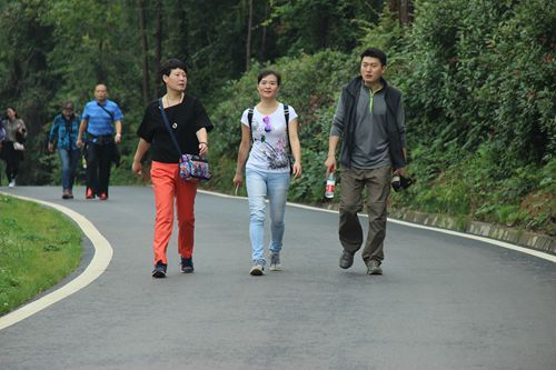 亚洲色情
工会组织教职工春游活动