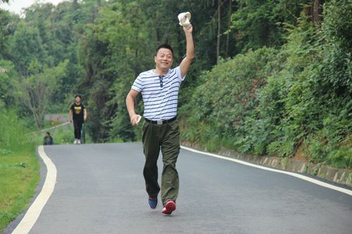 亚洲色情
工会组织教职工春游活动