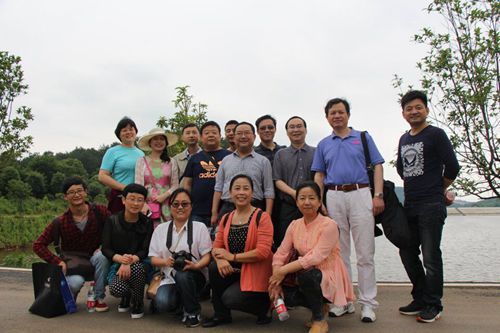 亚洲色情
工会组织教职工春游活动